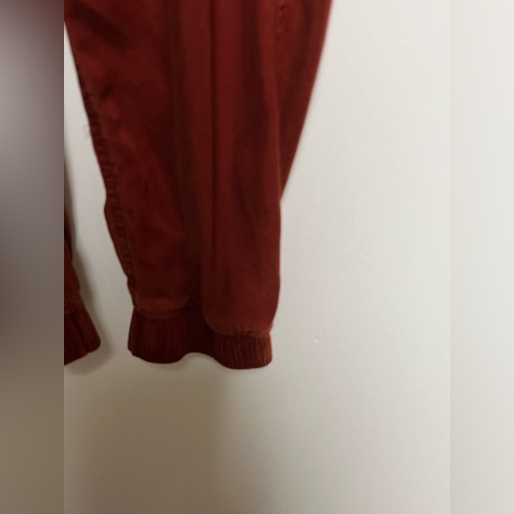 “SO” HIGH RISE UTILITY JOGGERS. SIZE M. RUST COLOR - Picture 7 of 8